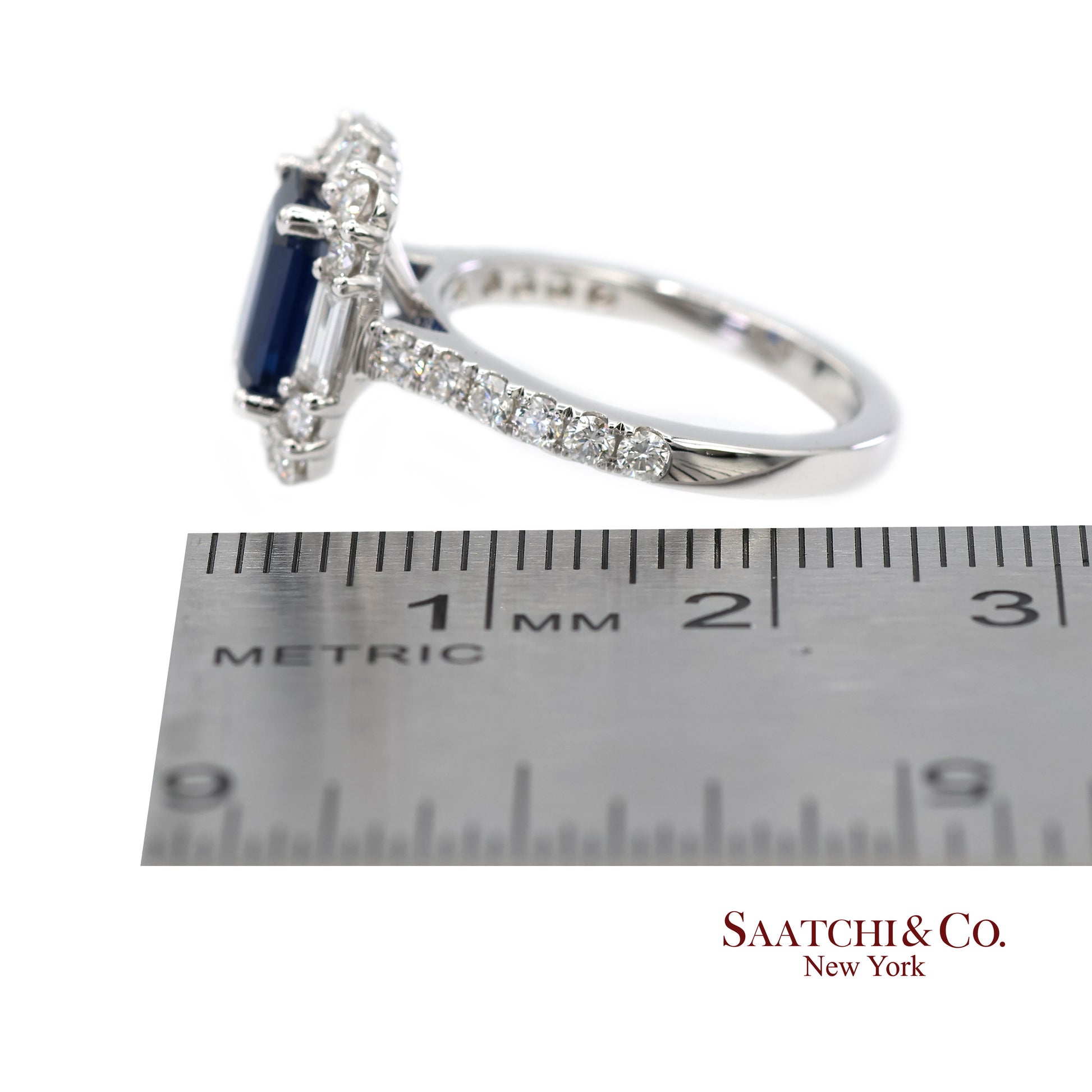 Exquisite 18K (750) White Gold Royal Blue Sapphire and Natural Diamond Ring