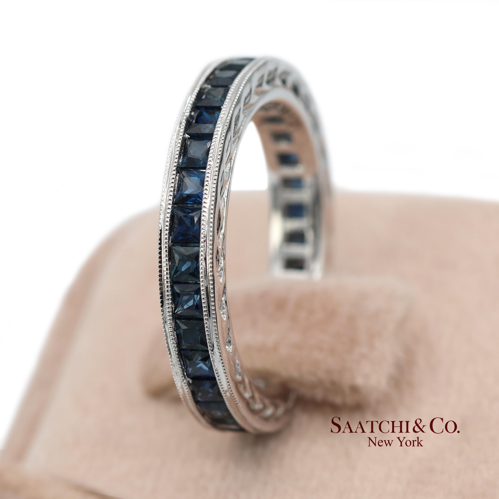 Vintage 14K (585) White Gold All Around Natural Sapphire Engraving Band Ring