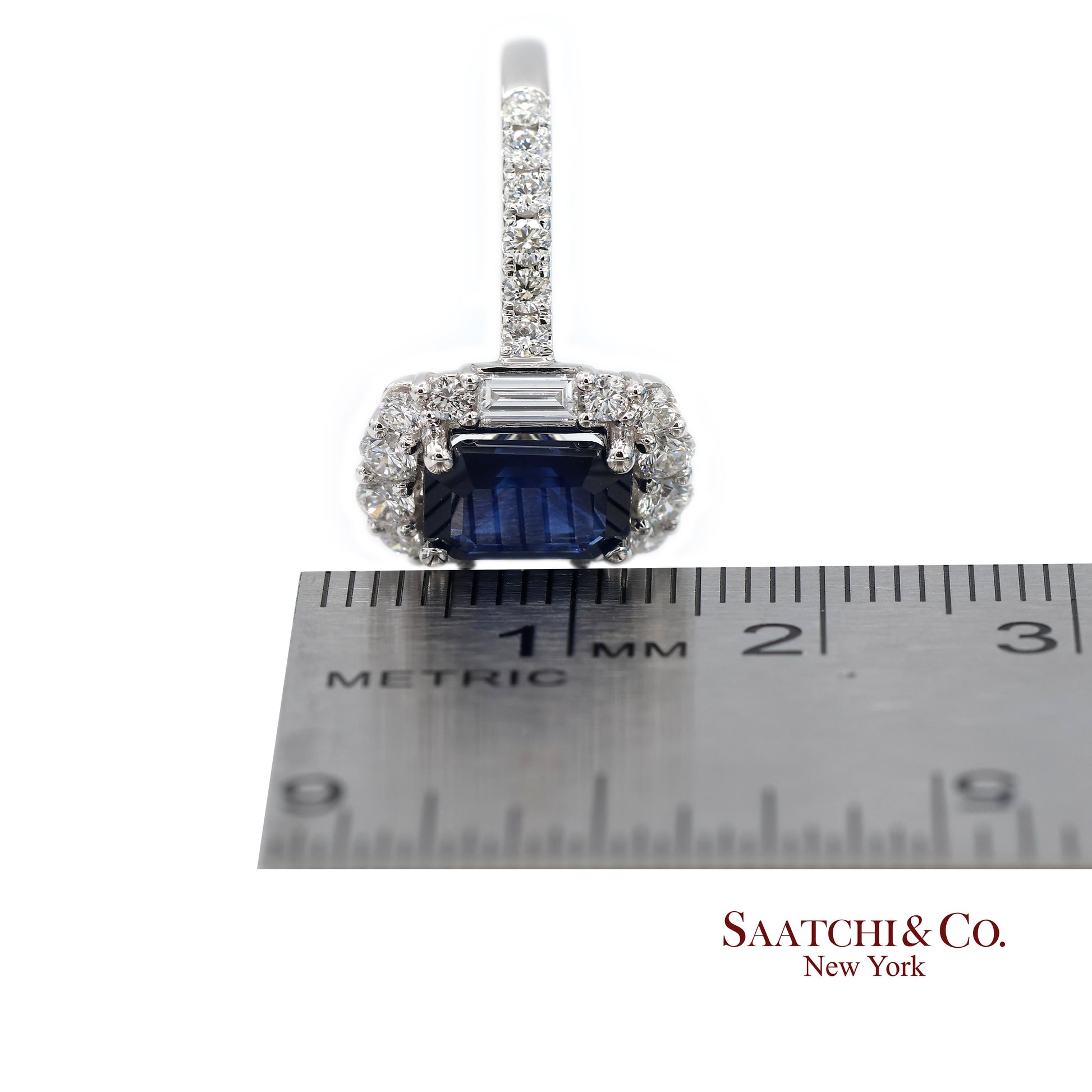 Exquisite 18K (750) White Gold Royal Blue Sapphire and Natural Diamond Ring