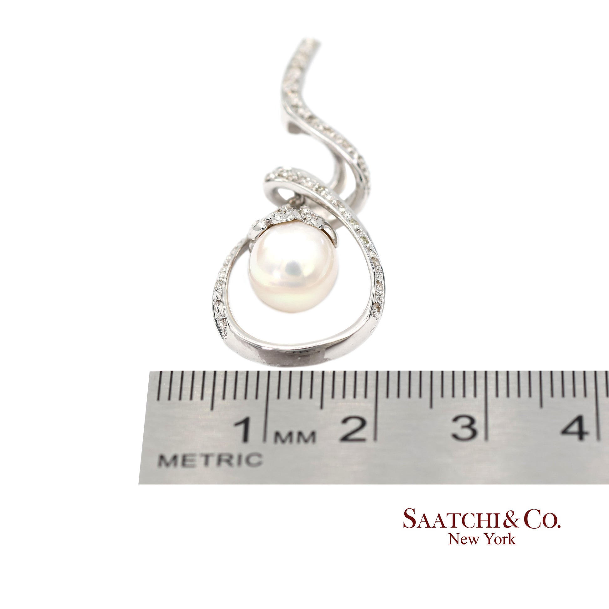 18K (750) White Gold Natural Diamond and White Pearl Pendant Necklace
