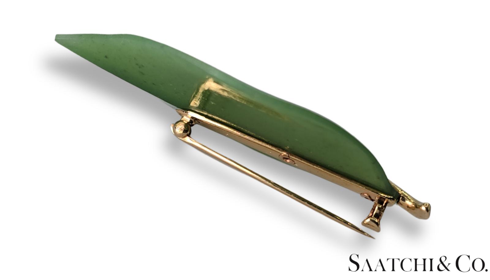 14K (585) Yellow Gold Natural Jade Stone Leaf Shape: Brooch/Pin
