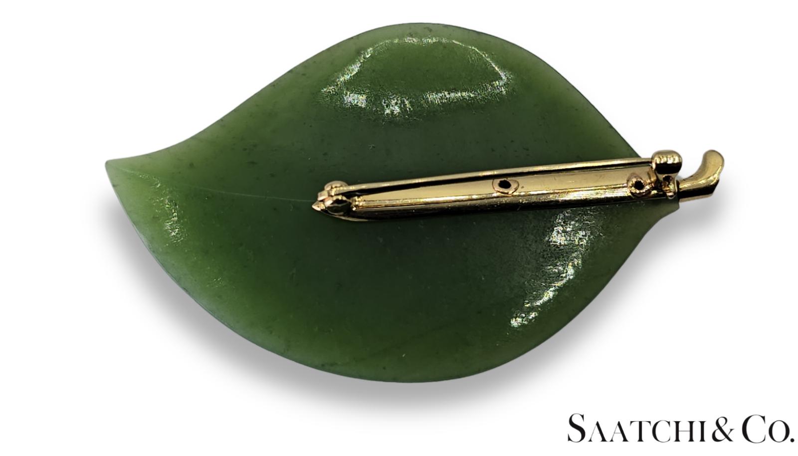14K (585) Yellow Gold Natural Jade Stone Leaf Shape: Brooch/Pin