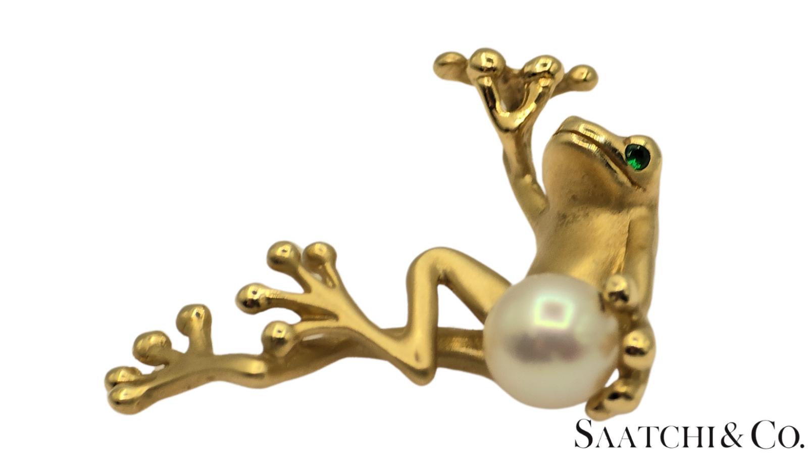 18K (750) Yellow Gold - Frog Shape Unique Pendant -Natural White Pearl & Emerald