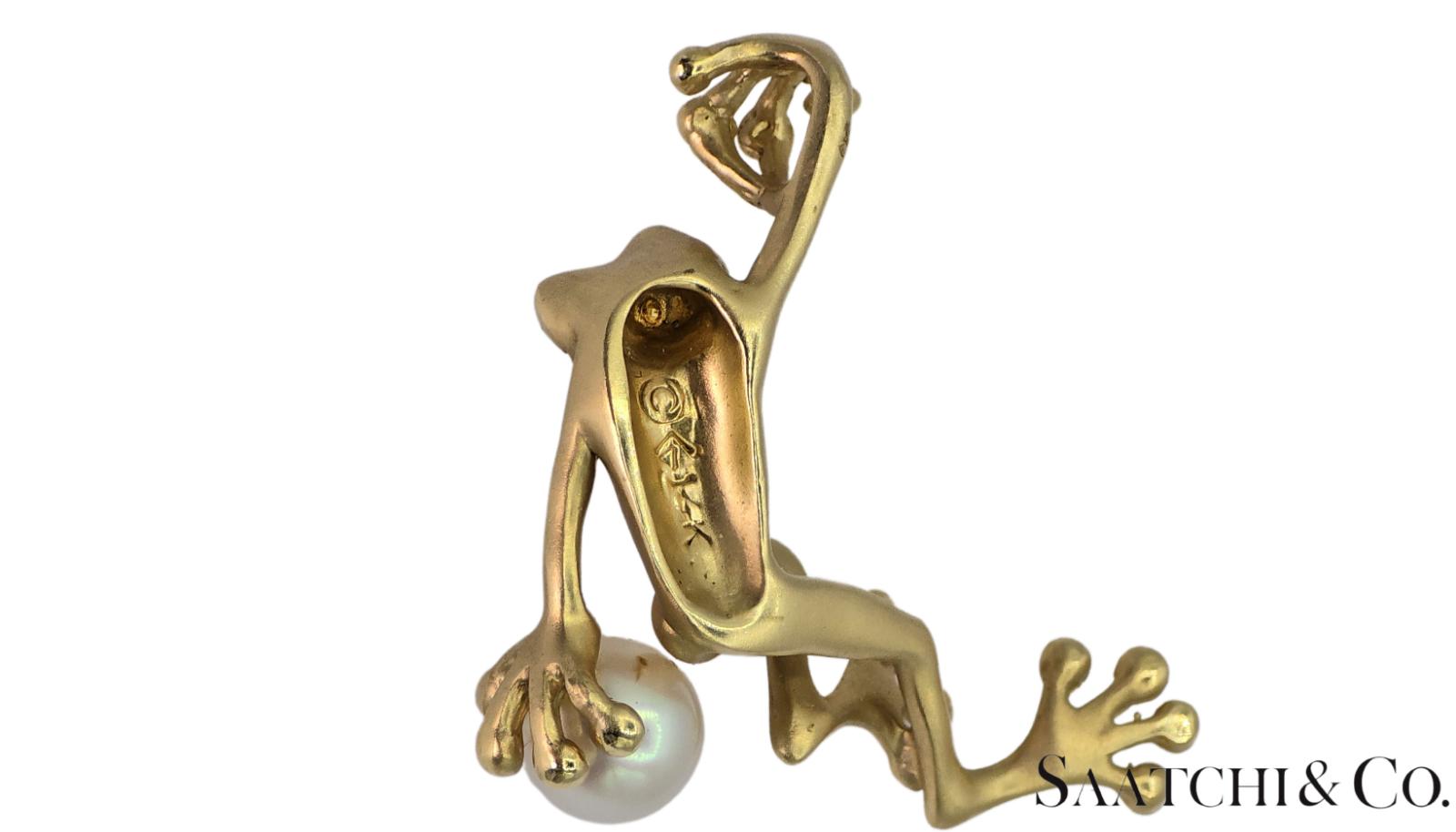 18K (750) Yellow Gold - Frog Shape Unique Pendant -Natural White Pearl & Emerald