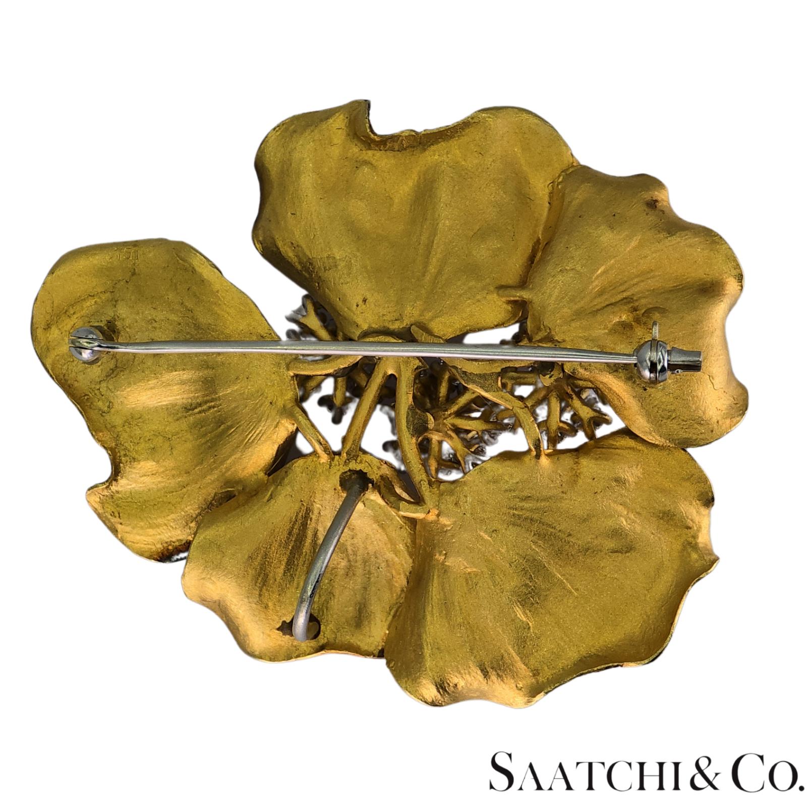 18k (750) Yellow Gold Natural Diamond Flower Brooch