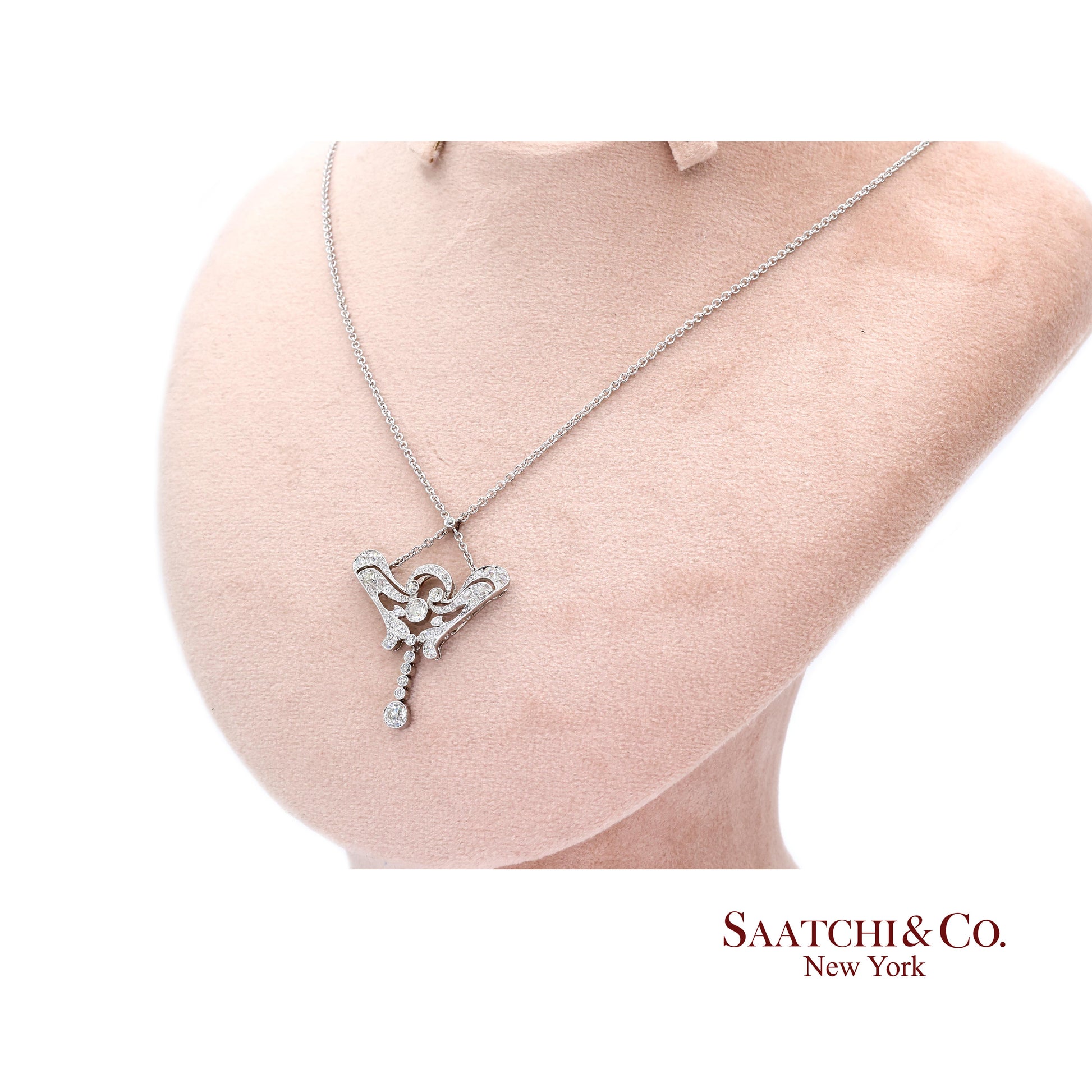 18K(750) White Diamond Vintage Pendant with Chain Necklace