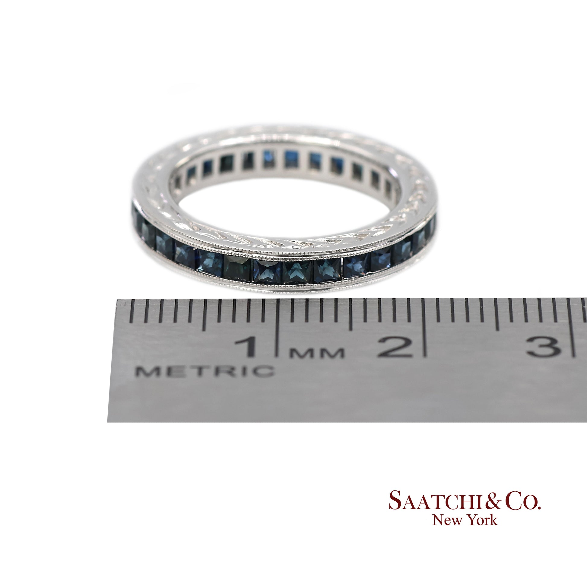 Vintage 14K (585) White Gold All Around Natural Sapphire Engraving Band Ring