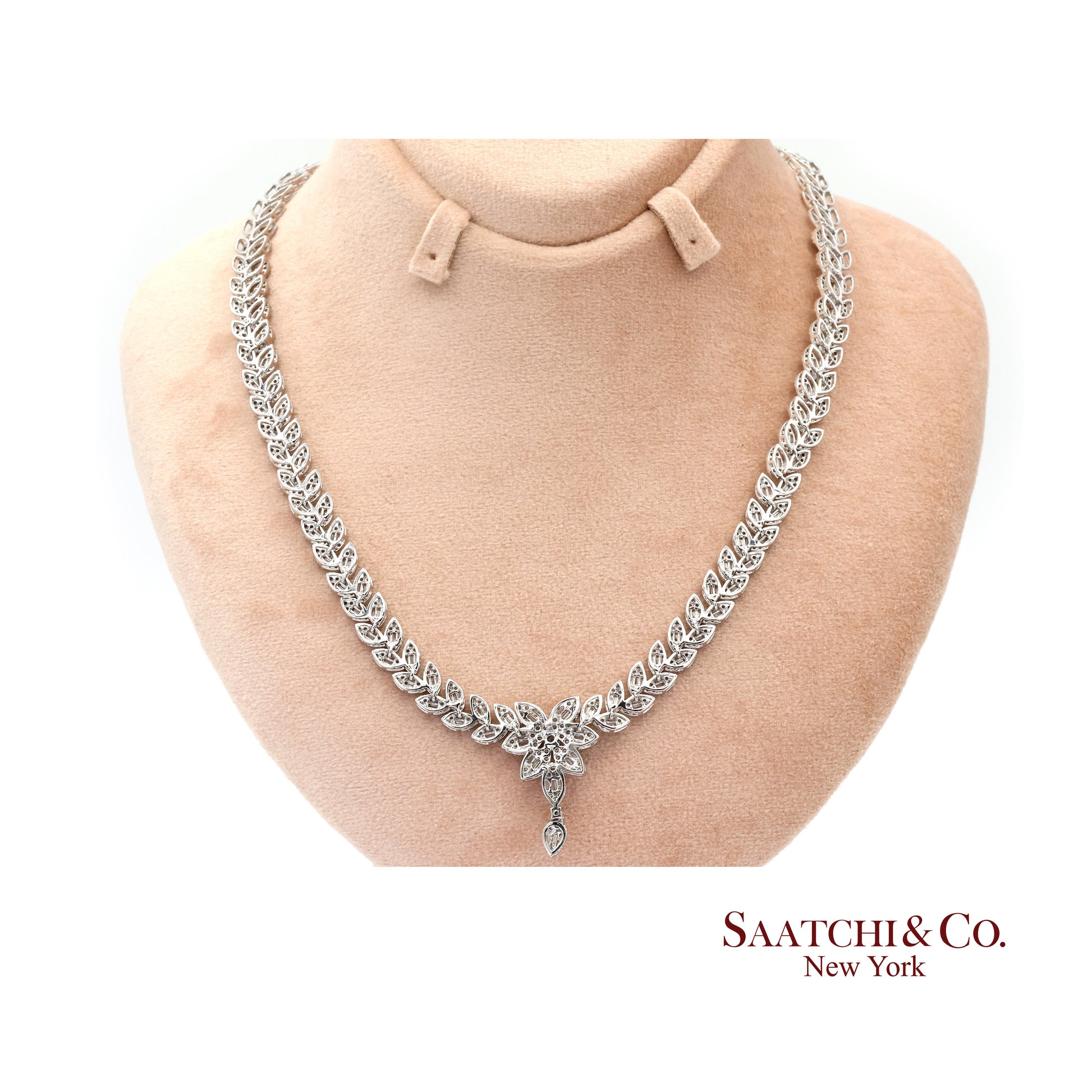 18K (750) Natural White Diamond Necklace
