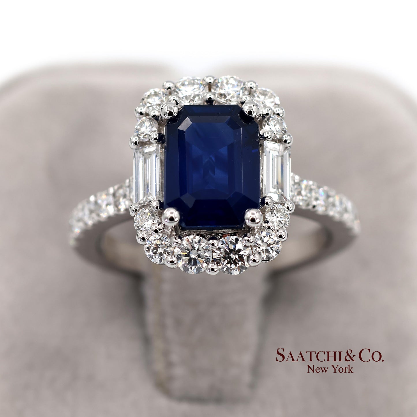 Exquisite 18K (750) White Gold Royal Blue Sapphire and Natural Diamond Ring