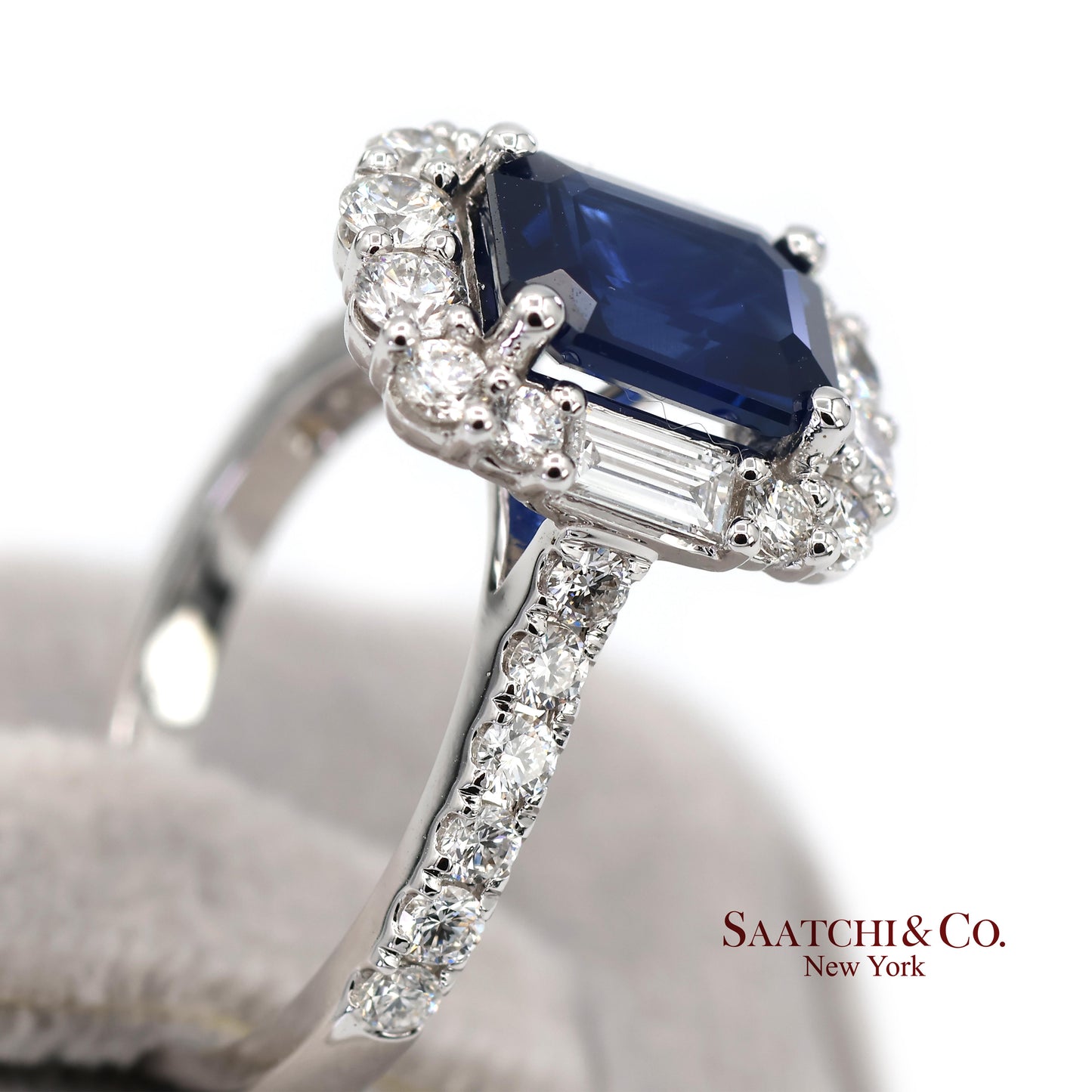 Exquisite 18K (750) White Gold Royal Blue Sapphire and Natural Diamond Ring