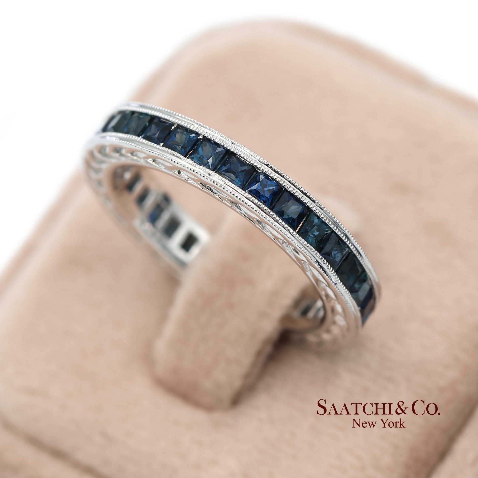 Vintage 14K (585) White Gold All Around Natural Sapphire Engraving Band Ring