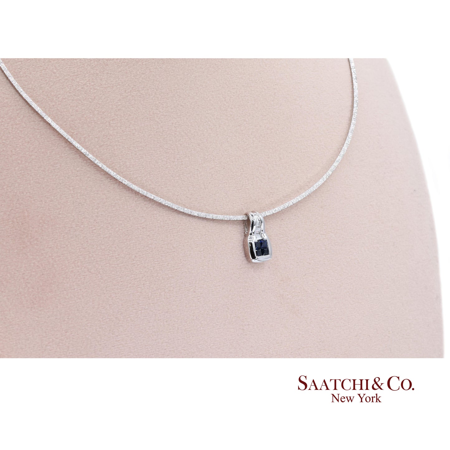 Elegant 18K White Gold Choker Necklace with Natural Diamond Pendant