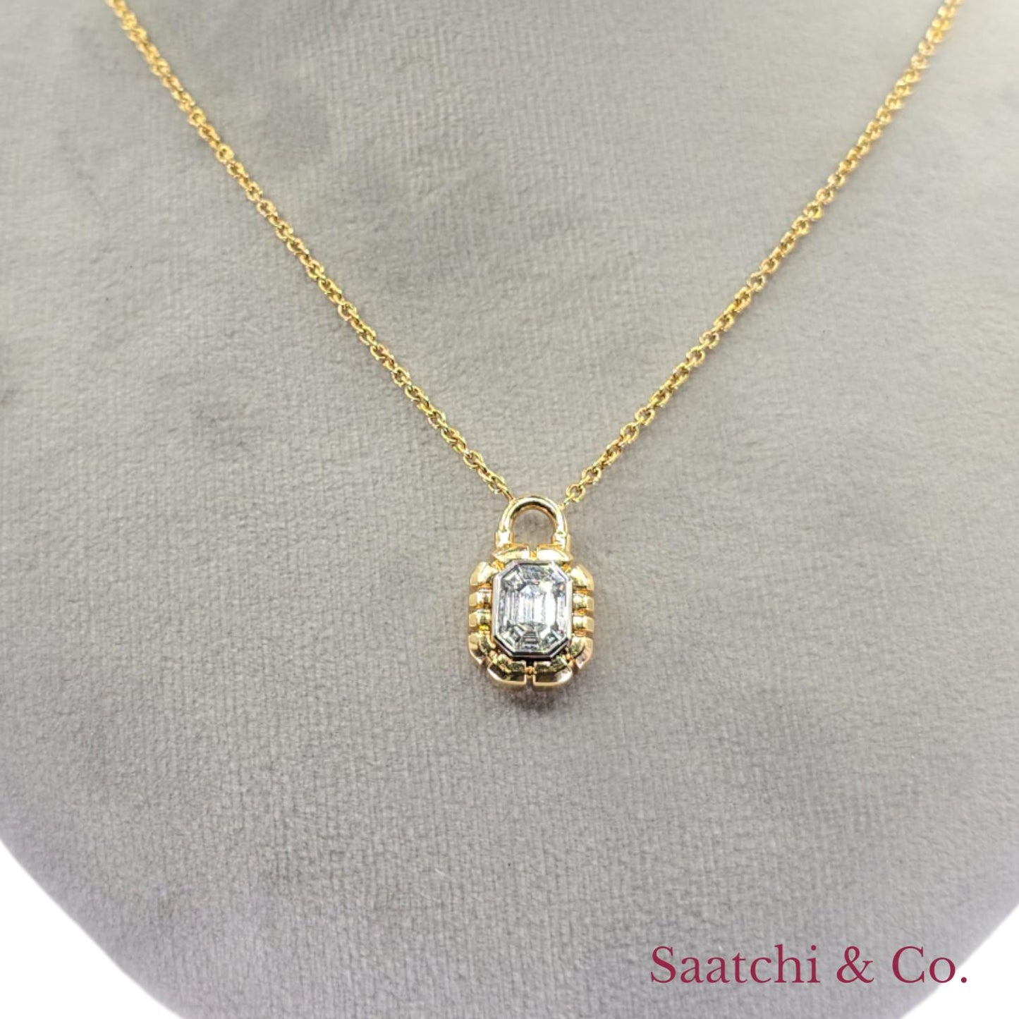 Lock Shape Diamond Illusion Emerald Setting Pendant 18K (750) Yellow Gold