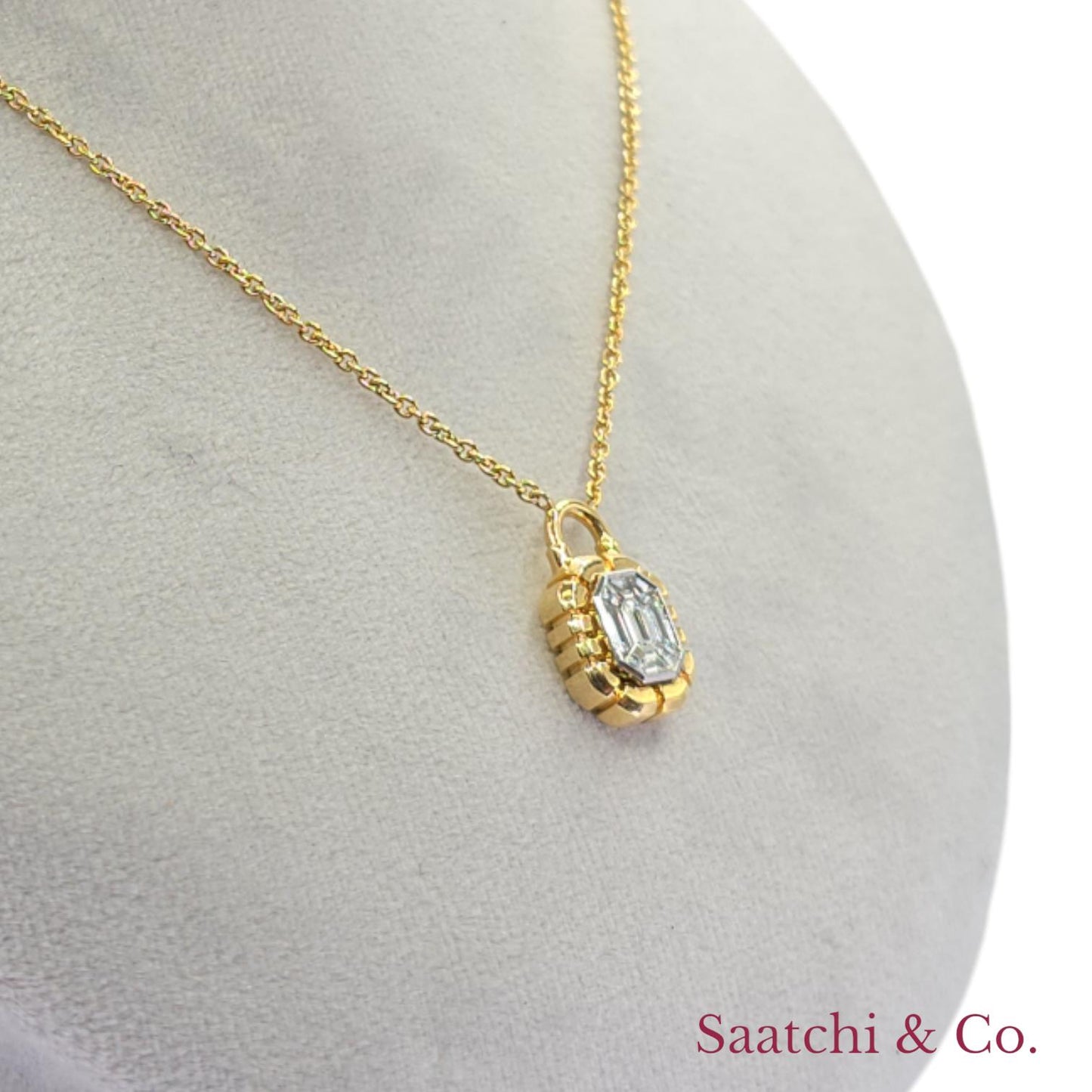Lock Shape Diamond Illusion Emerald Setting Pendant 18K (750) Yellow Gold