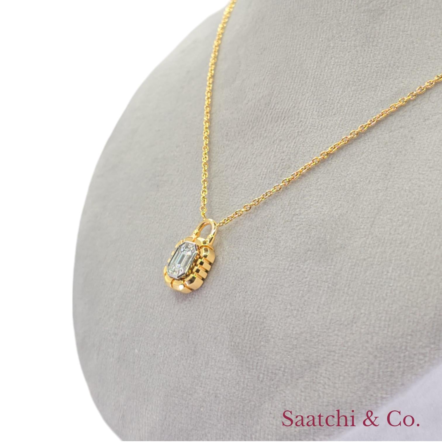 Lock Shape Diamond Illusion Emerald Setting Pendant 18K (750) Yellow Gold