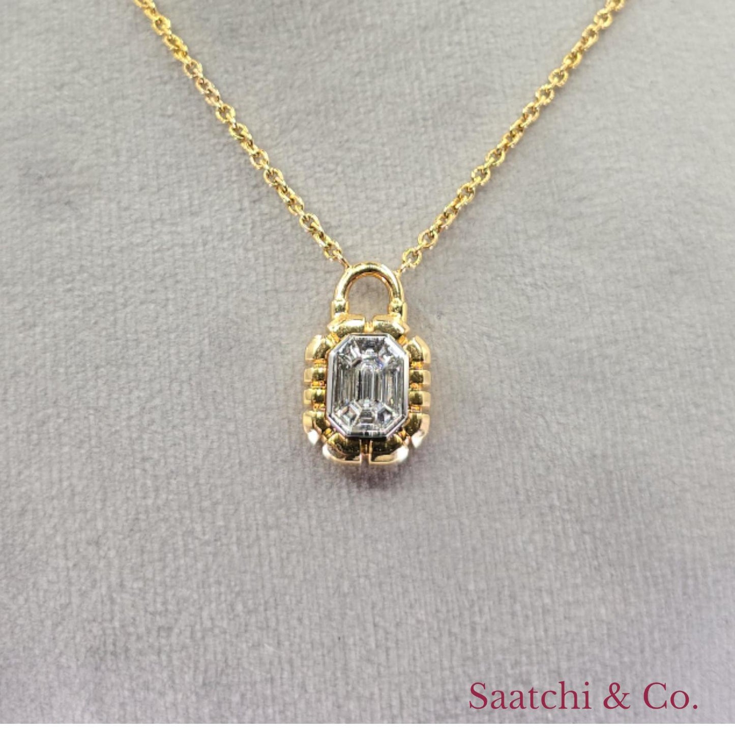 Lock Shape Diamond Illusion Emerald Setting Pendant 18K (750) Yellow Gold