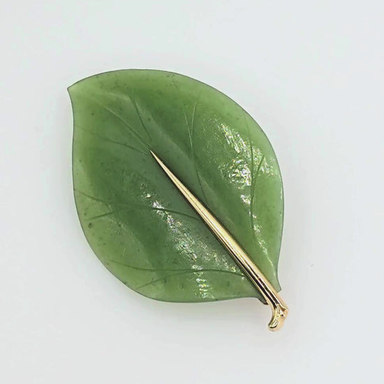14K (585) Yellow Gold Natural Jade Stone Leaf Shape: Brooch/Pin