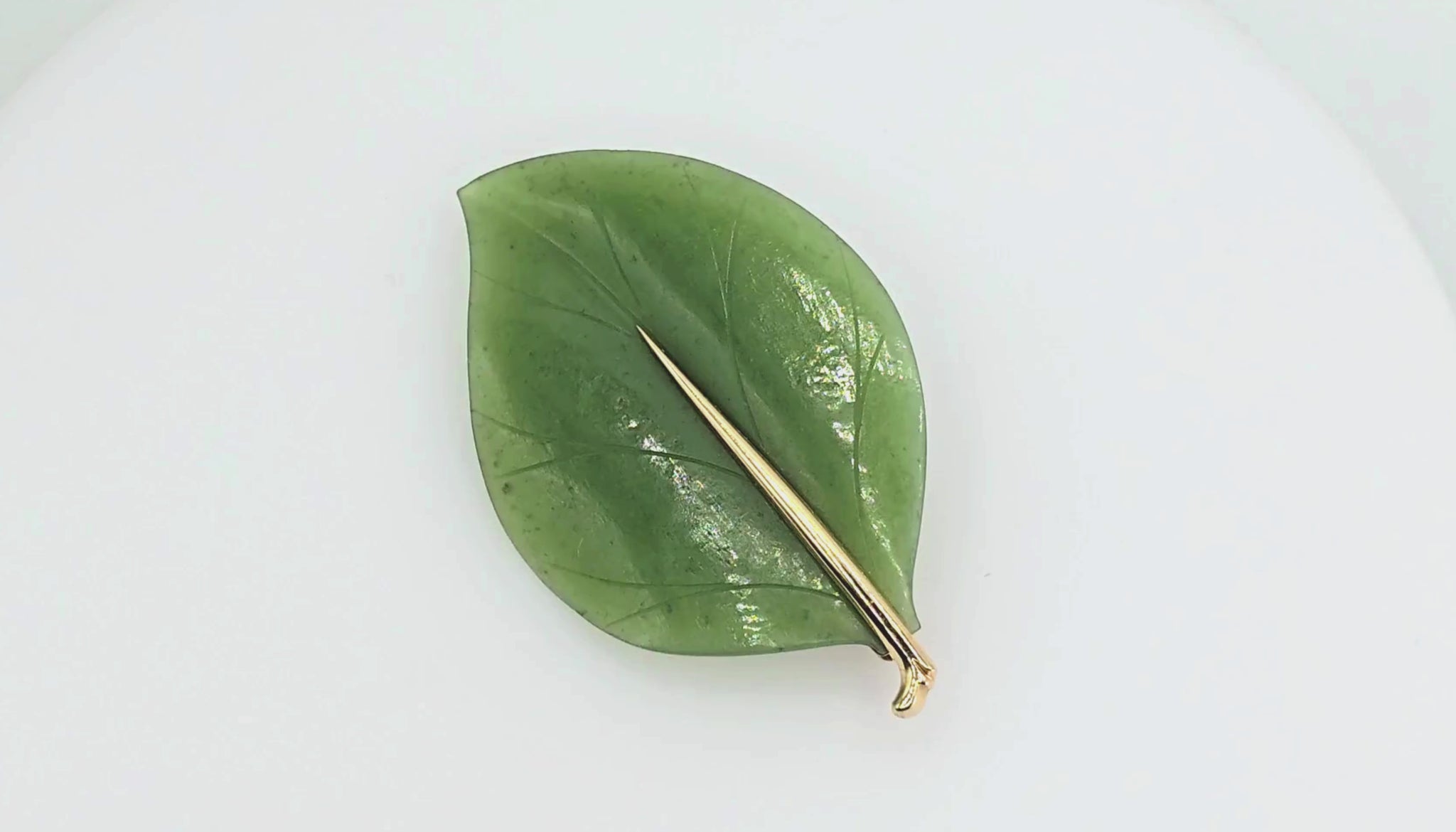 14K (585) Yellow Gold Natural Jade Stone Leaf Shape: Brooch/Pin