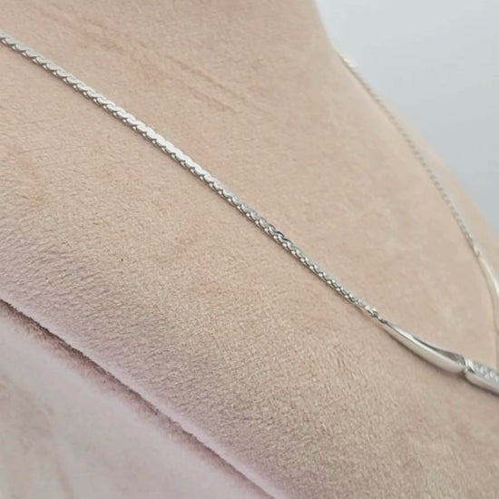 18k (750) White Gold V Shaped Necklace Natural Diamond