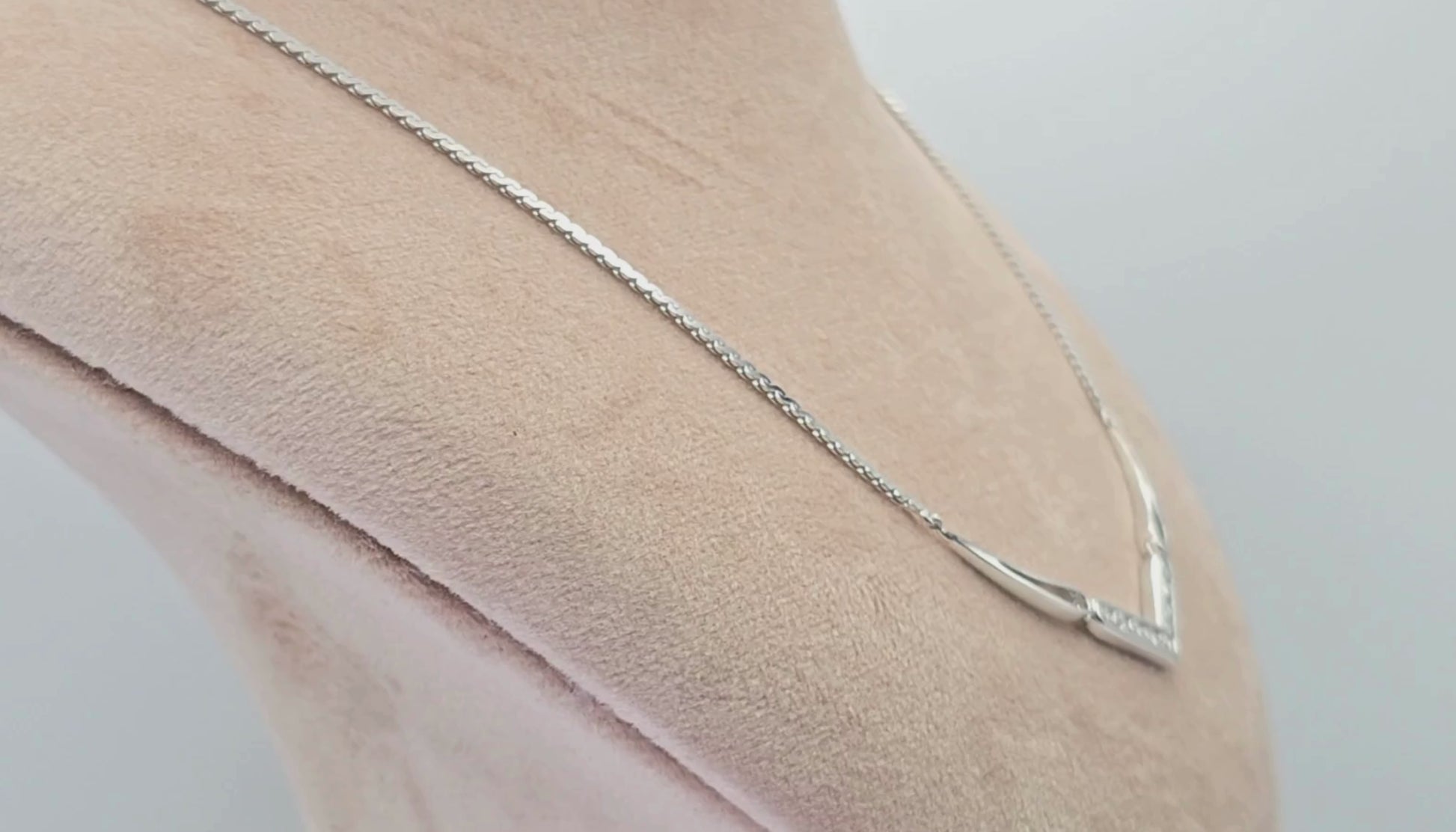 18k (750) White Gold V Shaped Necklace Natural Diamond