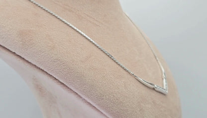 18k (750) White Gold V Shaped Necklace Natural Diamond