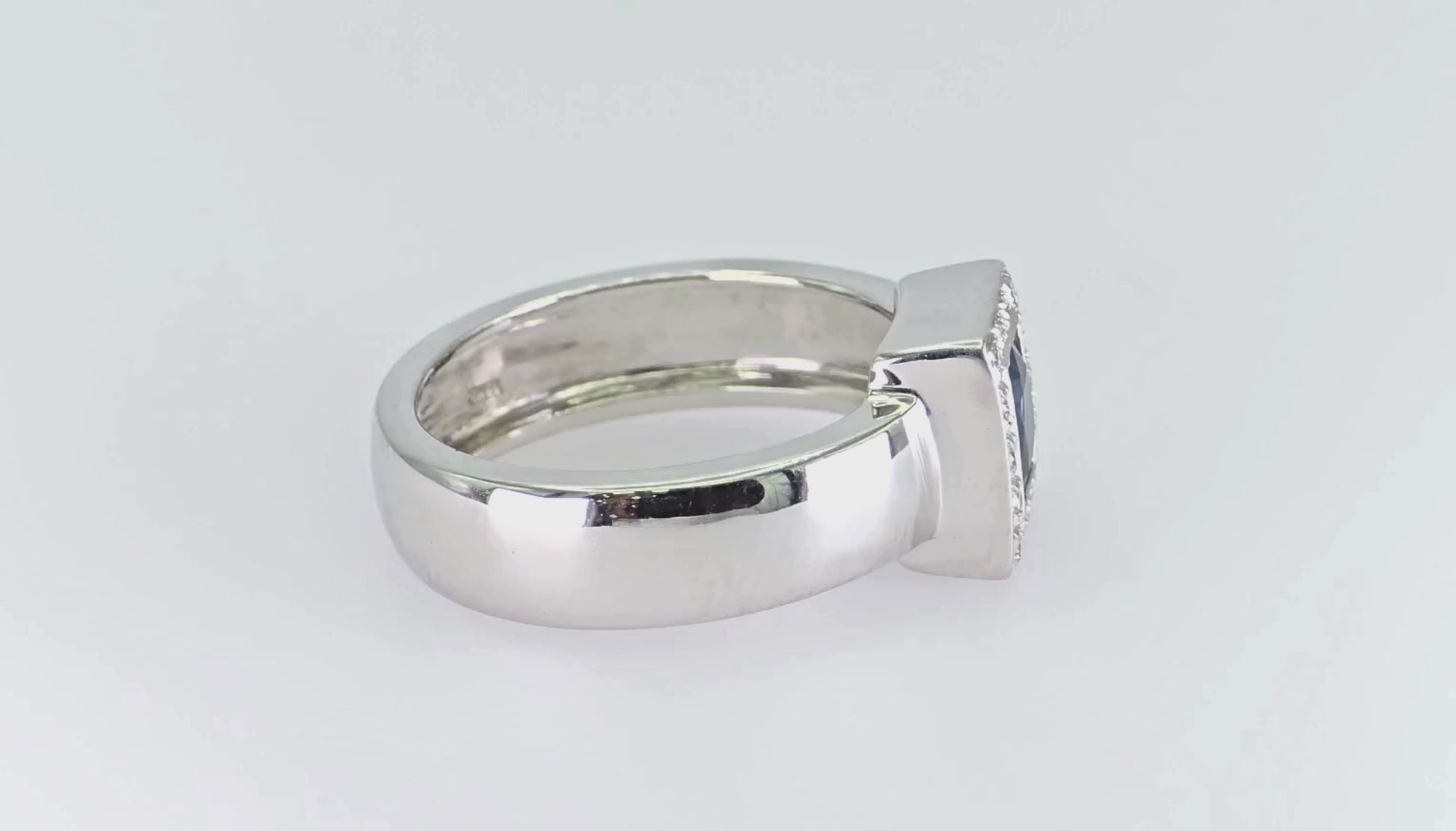 18k (750) White Gold Natural Oval Sapphire And Natural Diamond Ring
