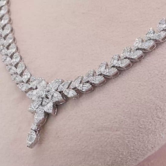 18K (750) Natural White Diamond Necklace