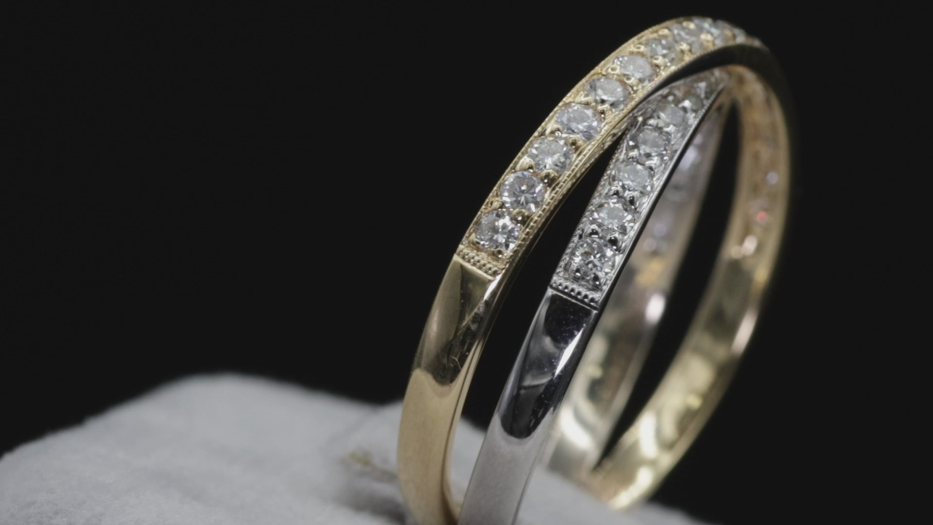 18k (750) Two tone Natural DIamond Ring