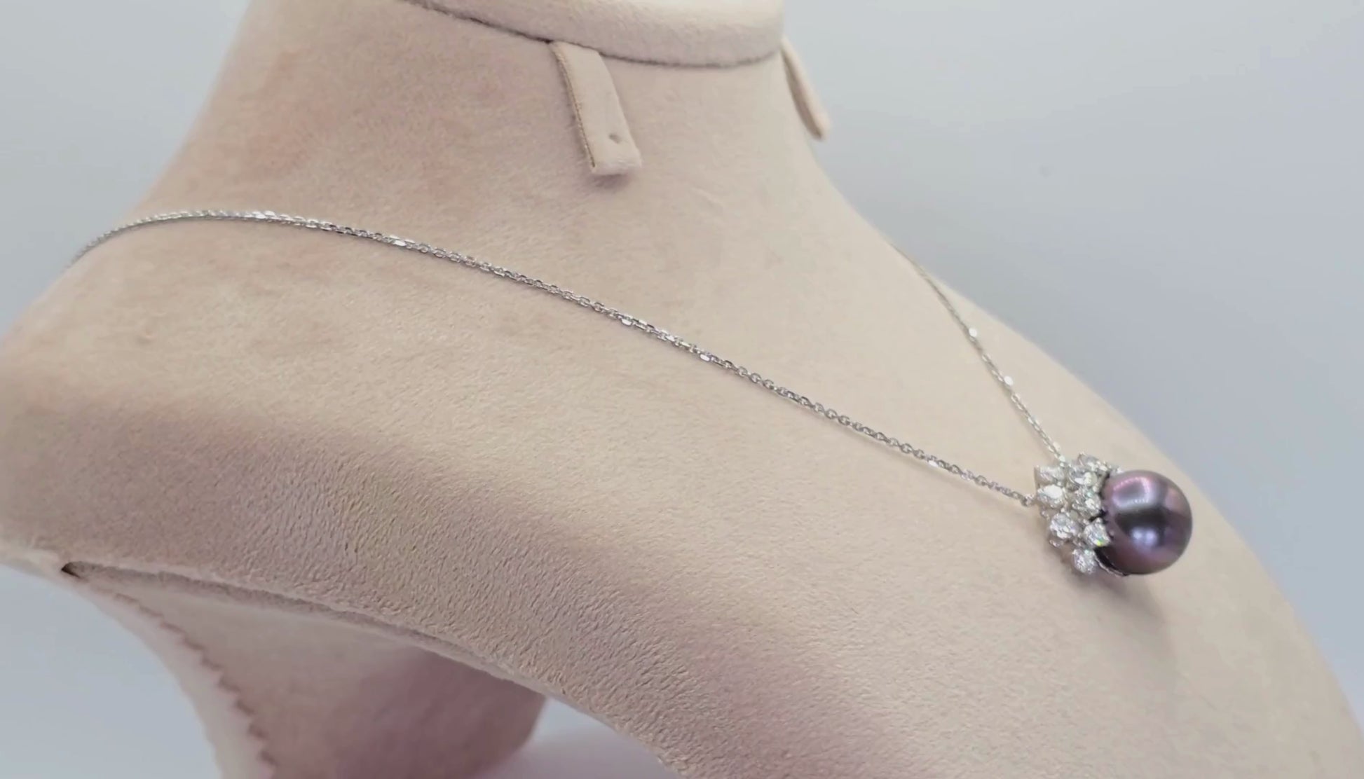 Tahitian Natural Black Pearl 18k (750) White Gold and Natural Diamond Pendant