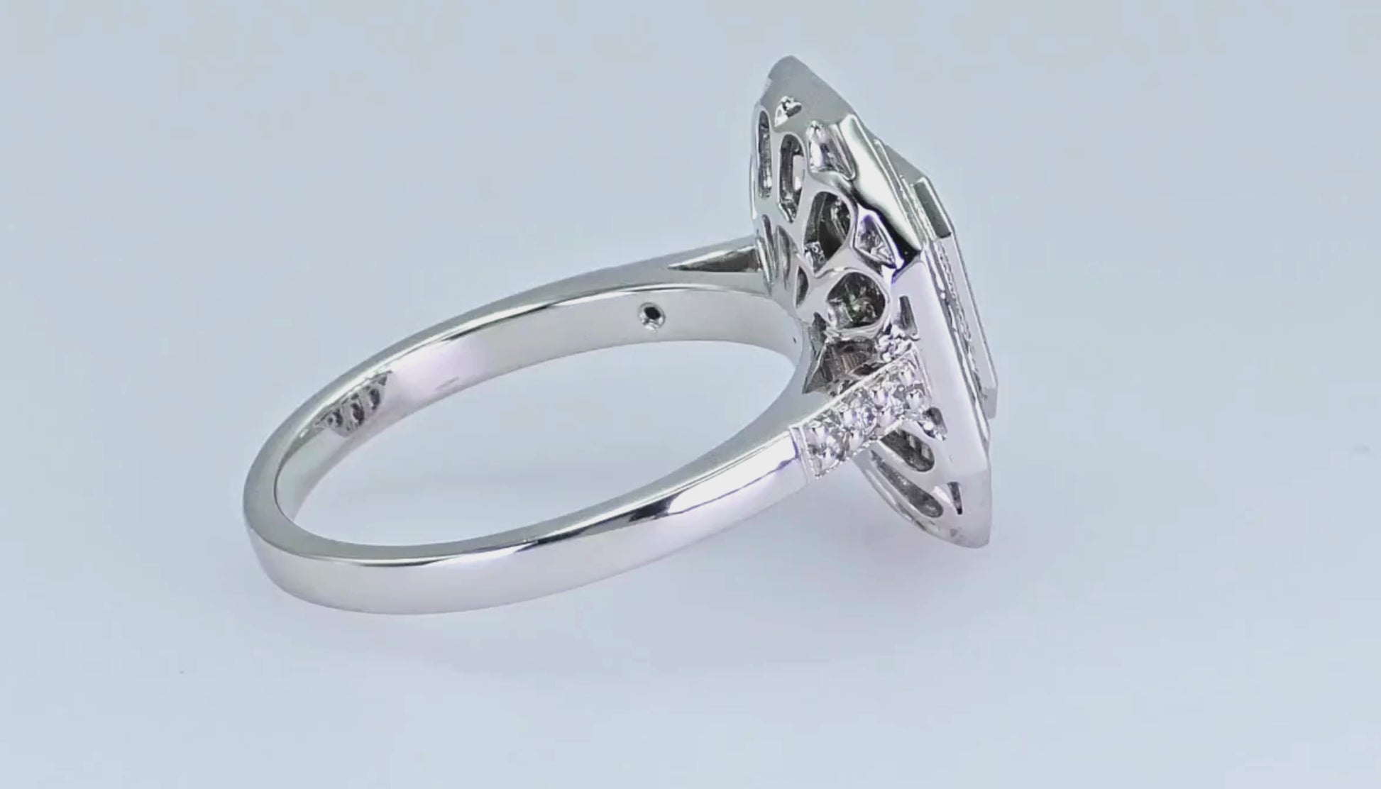 18K (750) Illusion Emerald Shape Natural Round VVS Diamond Sapphire Emerald Ring