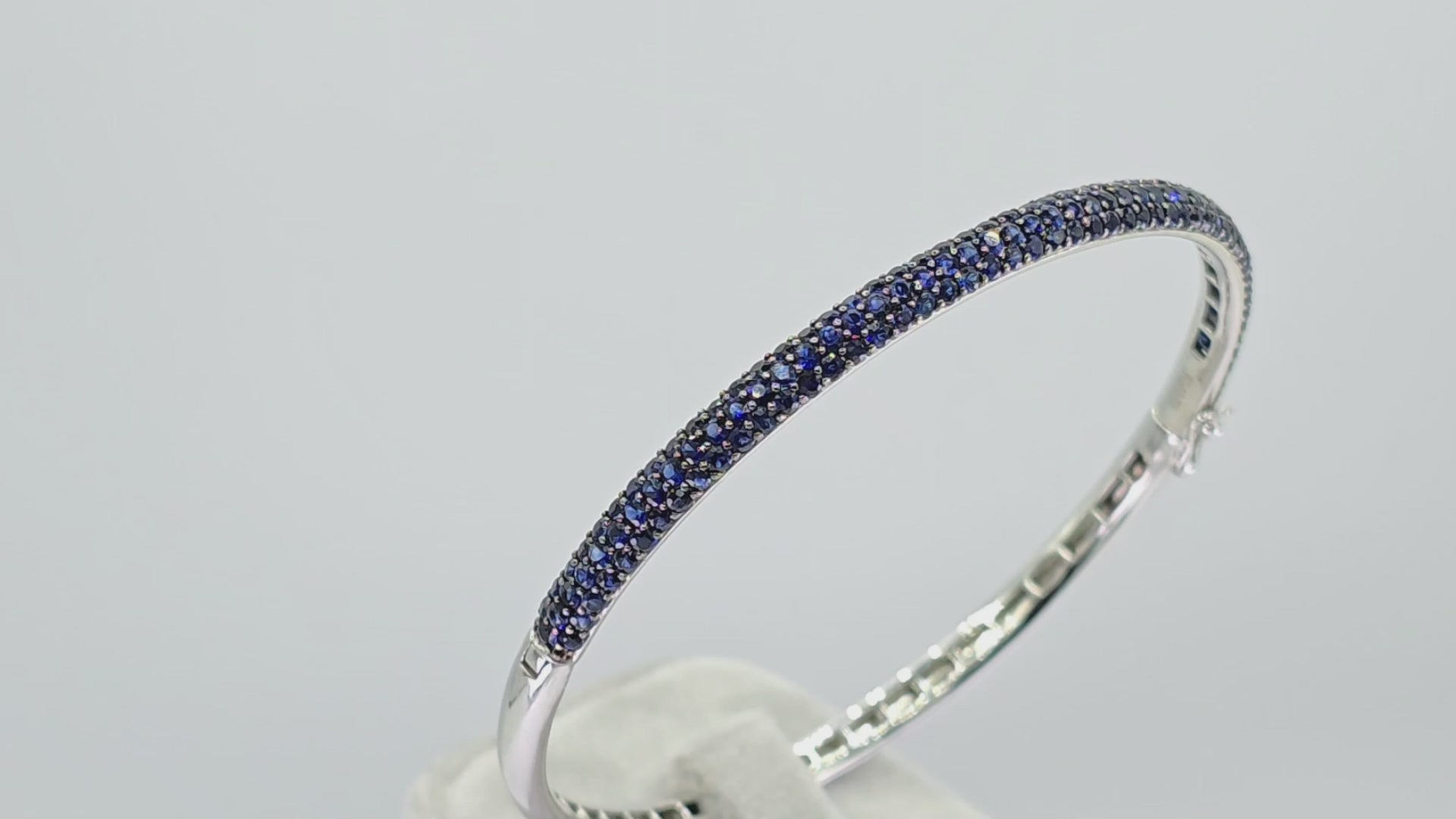 EFFY Royal Blue Sapphire 14K (585) White Gold Bangle / Bracelet